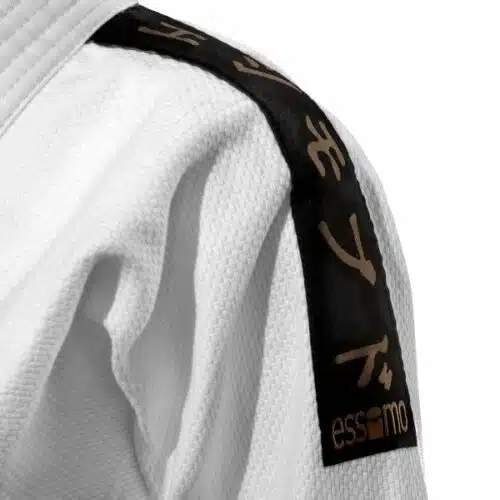 Essimo judopak koka met schouderembleem