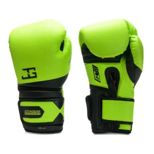 Joya Gear Bokshandschoenen Performance Velcro - Lime/Black De Joyagear Performance Bokshandschoenen in lime/black zijn perfect voor vechters die zoeken naar een combinatie van stijl, bescherming en comfort. Deze handschoenen, gemaakt van ultraduurzaam microvezel PU, zijn ontworpen om langdurig mee te gaan, zelfs bij intensieve trainingssessies. De innovatieve vijflaagse schuimconstructie biedt superieure schokabsorptie en bescherming, zodat je handen veilig blijven tijdens elke sessie. Getest en goedgekeurd door topvechters zoals Bahram Rajabzadeh, Chico Kwasi, Ibrahim El Bouni en Regian Eersel, staan deze handschoenen garant voor prestaties en betrouwbaarheid. De geïntegreerde Hook & Loop sluiting biedt een stevige en veilige pasvorm, terwijl de flexibiliteit van het ontwerp ideaal is voor clinchen en sparren zonder in te boeten op bewegingsvrijheid. Het opvallende lime/black ontwerp met reliëflogo’s en premium details geeft de handschoenen een stijlvolle uitstraling die vakmanschap en professionaliteit weerspiegelt. Kenmerken: Merk: Joya Gear Materiaal: Ultraduurzaam microvezel PU voor intensief gebruik Ontwerp en constructie: Vijf lagen hoogwaardig schuim voor optimale schokabsorptie en bescherming Geïntegreerde Hook & Loop sluiting voor een veilige en comfortabele pasvorm Flexibel ontwerp, ideaal voor clinchen en sparren Design: Opvallend lime/black ontwerp met reliëflogo’s en premium details Voordelen: Uitstekende keuze voor intensieve training en competitie Getest en goedgekeurd door professionele vechters Biedt duurzaamheid, stijl en bescherming voor langdurig gebruik